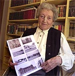 Palmira Pla, en su modesto piso de Benicàssim (Castellón), muestra fotografías de sus vivencias en la guerra civil.