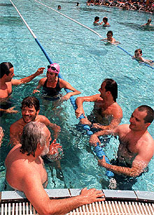 Políticos y famosos participaron ayer en el  Mulla't per l'esclerosi. 