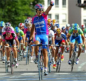 El suizo Bertogliati levanta el puño izquierdo tras cruzar victorioso la línea de meta.