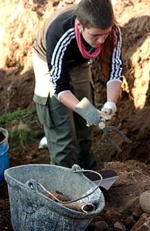 Un voluntario excava en la fosa de Piedrafita.