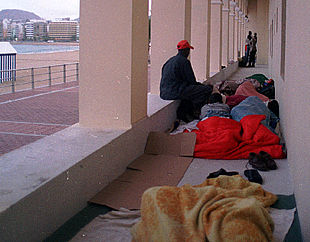 Irregulares descansando bajo la arcada de la clínica San José, en la playa de Las Canteras (Las Palmas).