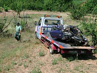 Una grúa retira los restos del coche en el que ayer murieron dos jóvenes en San Martín del Río.