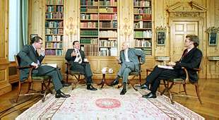 Schröder (segundo por la izquierda) charla con Stoiber (segundo por la derecha) entre los directores de    Bild  y    Bild am Sonntag. 