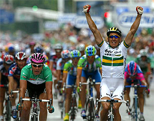 McEwen supera a Zabel en la línea de meta.