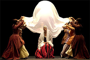 Un momento del ensayo de  Fuenteovejuna  en el Teatro Real.