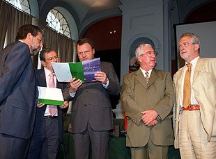 Los alcaldes de Dos Hermanas, San Juan, Sevilla y Mairena, ayer en San Telmo, junto a Rojas-Marcos.