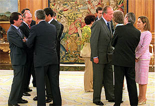 El nuevo Gobierno recibe la felicitación de los Reyes, ayer, en el palacio de La Zarzuela tras jurar sus cargos los nuevos ministros.