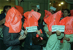 Tensa concentración de ¡Basta Ya! ante una sede de Batasuna