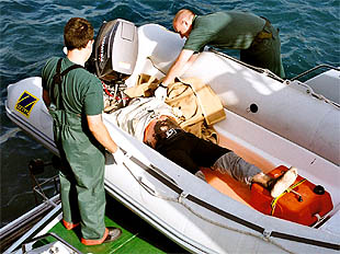 LA GUARDIA CIVIL RESCATA EL CADÁVER DE UN INMIGRANTE.