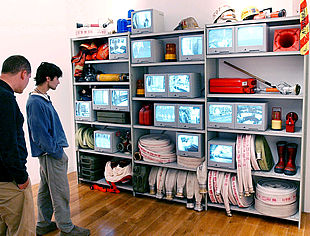 Unos visitantes en el CGAC frente a    Station 10 and back again,  de Ann-Sofi Sidén.