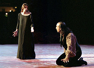 Ángela Molina y Alejandro Granado, durante la representación de    Troya, siglo XXI .
