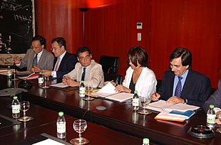 De derecha a izquierda, el consejero delegado de Pretesa, Rafael García Mediano; la presidenta de Agrupación Radiofónica, Olga Beveride; el presidente de Pretesa, Augusto Delkáder; el apoderado de Fingalicia, Luis Chicharro, y otro representante de Fingalicia.