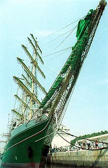 El velero de la Clase A  Alexander Von Humboldt,   de bandera alemana y 62,6 metros de eslora.