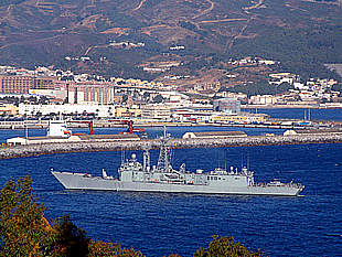 La fragata de la Armada española  Navarra,  a su entrada ayer en el puerto de Ceuta.
