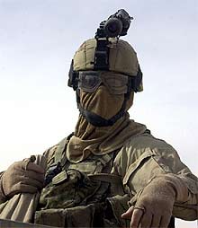 Un  marine  estadounidense regresa de una misión en el sureste de Afganistán.