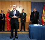 Rodrigo Rato (izq.), en la toma de posesión de Blas Calzada (der.) como presidente de la CNMV.