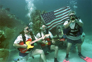 Un grupo de submarinistas simula interpretar música durante el festival que una emisora celebra emitiendo con altavoces bajo el agua a través de los cayos de Florida.