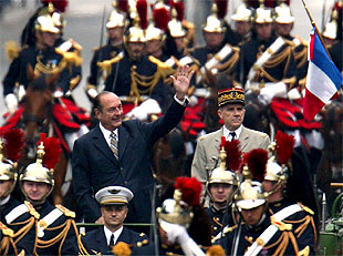 Jacques Chirac saluda a los espectadores del desfile del 14 de julio desde un coche descapotable.