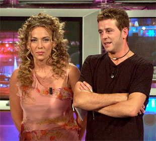 Javito, tras abandonar la casa de  Gran Hermano,  junto a Sabrina, la ganadora del año pasado.