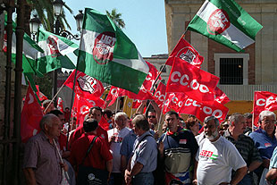 2.000 personas se encierran en la catedral sevillana y en la red del Inem