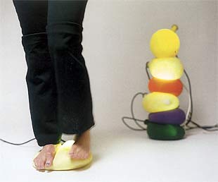  Superpatata,  de Héctor Serrano, luminaria de látex natural, sal y bombilla de 11 vatios editada por Droog Design (2000).rnrnTipografía Pradell, de Andreu Balius.