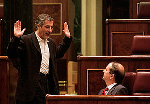 Gaspar Llamazares conversa con Iñaki Anasagasti durante el debate.