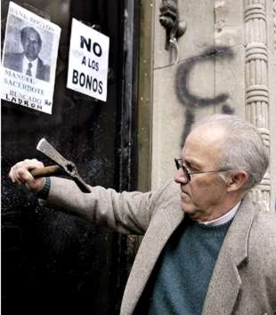 Un ahorrador argentino protesta ayer ante una oficina bancaria.