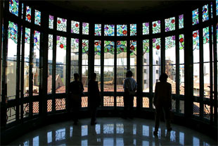 Tribuna restaurada de uno de los pisos superiores de la casa Buenaventura Ferrer, de Pere Falqués, con suelos nuevos y doble cristalera.