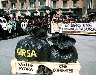 Manifestación de vecinos del Valle de Cofrentes contra el vertedero de Zarra, ayer en Valencia.