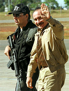 Lino Oviedo (derecha), en Brasilia en junio de 2000.