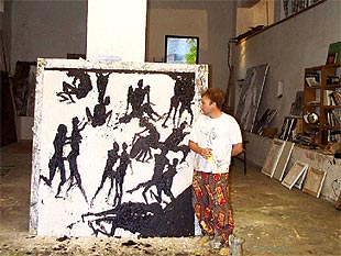 Miquel Barceló ante uno de sus cuadros en su estudio de Palma de Mallorca.