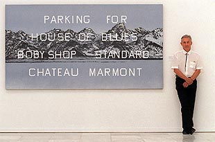 El artista Edward Ruscha, ante su obra    Imagen del aparcamiento  (2000), ayer en el Retiro madrileño.