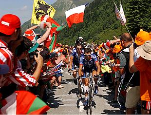 Roberto Heras tira de Armstrong en el ascenso al último puerto, copado por numerosos seguidores españoles.