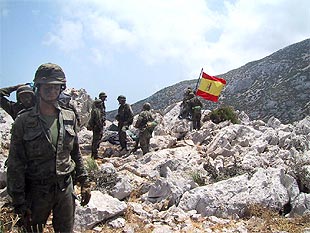 Un marroquí lee el diario    Maroc Ouest  en un café.