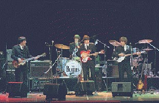 El grupo catalán Abbey Road, unos clones de The Beatles, durante su actuación ayer en el Gran Teatro de Alzira.