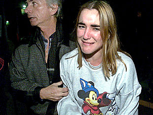 Una joven llora junto a la salida de la discoteca Utopía en Lima, donde ayer se produjo un incendio.