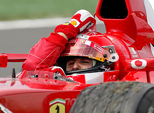 Michael Schumacher vence en el GP de Francia.PLANO MEDIO - ESCENA