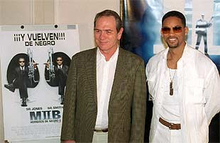 Tommy Lee Jones (izquierda) y Will Smith, ayer en Madrid.