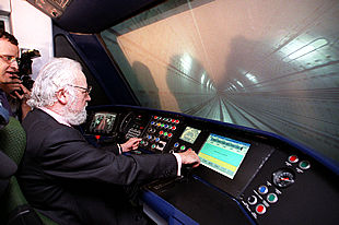 El consejero Luis Eduardo Cortés maneja el simulador que reproduce una cabina de mando del metro.