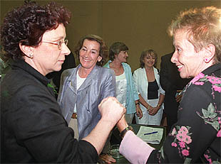 La ministra Ana Palacio saluda a la secretaria general del grupo socialista, María Teresa Fernández de la Vega.