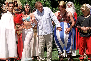 Gérard Depardieu, en el centro, rodeado de varios jóvenes animadores de  Misión Cleopatra. 