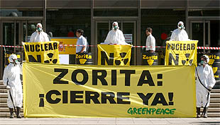 Greenpeace protesta por la recarga de uranio de la central de Zorita