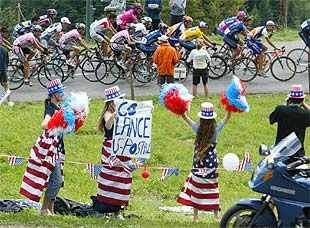 Aficionados apoyan a Lance Armstrong al paso del pelotón.