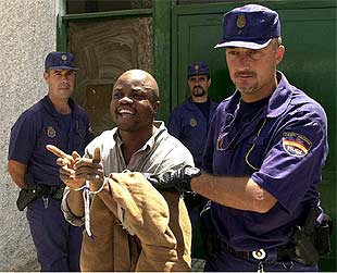 DE FUERTEVENTURA A NIGERIA CON ESCOLTA POLICIAL