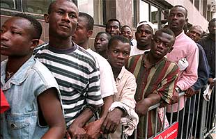 Inmigrantes ilegales hacen cola para regularizar su situación, el pasado año en Barcelona.