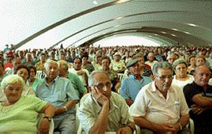 Abuelos y nietos participan en un encuentro en la Ciudad de las Artes