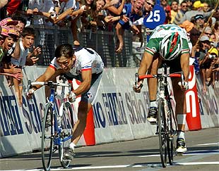 El noruego Hushovd, a la derecha, gana al francés Mengin en el  sprint. 