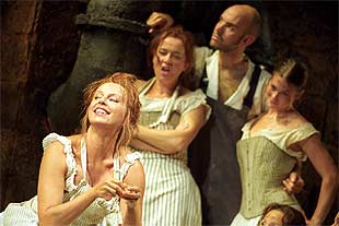 Anne Sophie von Otter, en primer plano, durante su interpretación en    Carmen. 