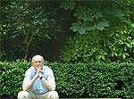 Marcel Gauchet, en el jardín del edificio de la editorial Gallimard.