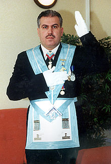 Mohamed Derbah, ataviado con el uniforme de la logia que había creado.rnrnDerbah posa armado durante una visita, hace varios años, a Líbano, su país.